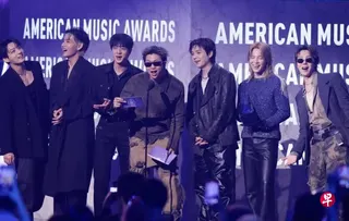 韩国天团BTS凭“SWIM”打败对手夺下“夏日金曲”大奖。 （互联网）