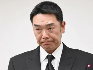 阿部慎之助在东京召开的记者会上引咎辞职，这是读卖巨人队79年来首次在赛季中期更换主帅。 （法新社）