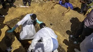 在刚果（金）东部布尼亚，一名疑似死于埃博拉病毒的人员周一被埋葬。（图取自法新社）