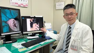 醫師張育誠表示，知道自己有蟹足腫體質，最好避免穿耳洞；若發現穿耳洞後有發炎或紅腫情形，一定要趕快就醫診治。（記者鍾麗如攝）