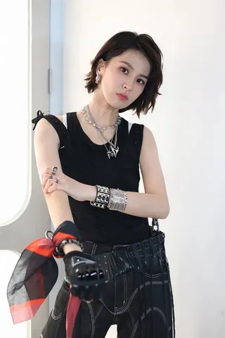 曾沛慈在《浪姐7》即使受傷仍撐完整段高難度舞台，甚至還完成全開麥高音演唱。（圖／翻攝自微博）