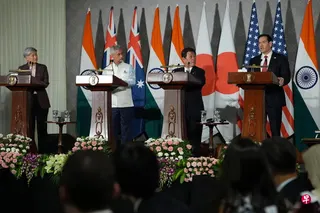 美日澳印四国外长周二（5月26日）在印度首都新德里举行的四方安全对话外长会议上碰面，这是他们自2024年9月以来首次碰面。左起是澳大利亚外长黄英贤、印度外长苏杰生、日本外长茂木敏充和美国国务卿鲁比奥。 （路透社）