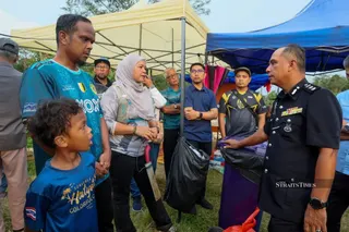 Azizul Abdul Aziz (left), father of 19-year-old Nur Izzati Humaira Azizul, says the family is still struggling to accept her death after the teen hiker was found near a trail in Kuala Kubu Baru following a four-day search and rescue operation, adding that they will not be making Hari Raya Aidiladha preparations as they remain in grief. – Bernama pic