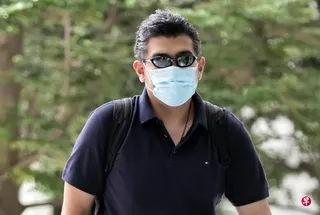 被告姚志海因逾21年没有报到服役，以及多次使用印尼护照出入境，星期二（5月26日）被判入狱三年，以及罚款3000元。 （海峡时报）