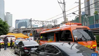 韩国首尔周二的高架桥坍塌事故现场，拉起了警戒线，还停了救护车和数量警车。（图取自新华社）
