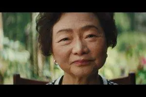何瑞芳(Carol Chin)回憶自己17歲帶著20美元與一張單程機票抵達紐約，人生從零開始。(「Home Plate」影片截圖)