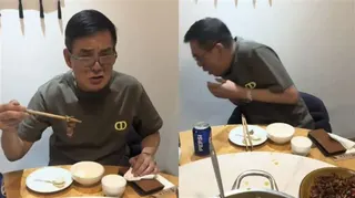 李國麟邊吃牛屎火鍋邊作嘔。（圖／翻攝自李國麟小紅書）