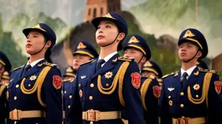 北京人民大會堂內一組解放軍儀仗隊女兵列隊準備歡迎英國首相施紀賢爵士（29/1/2026）