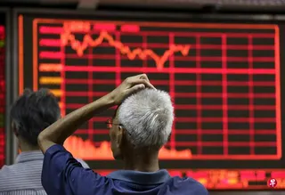 中国政府展开迄今最严厉的跨境股票交易整顿后，大批中国投资者正急于寻找买卖海外股票的替代渠道。图为投资者在北京一家证券公司内注视着显示股票信息的电子大屏幕。 （路透社档案照片）