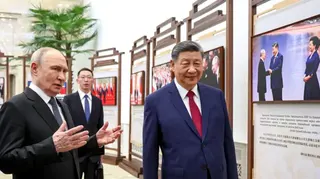 普京（左）與習近平（右）在人民大會堂參觀中俄關係圖片展（20/5/2026）