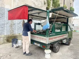 漁業是義大利伊奧利群島傳統經濟活動，路邊可見許多小貨車販售新鮮魚貨，不過魚販告訴中央社，漁民數量正快速減少。中央社記者黃雅詩伊奧利群島攝　115年5月26日