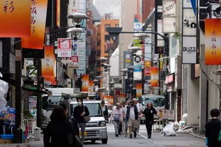 东京的一条商业街。亚洲主要经济体也面临着汇率波动的压力，日本已出手干预以支撑日元汇率。
