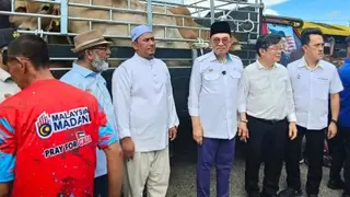 安华（右3）主持移交祭牲予本南地州选区民众仪式，右起为吴俊益及曹观友。