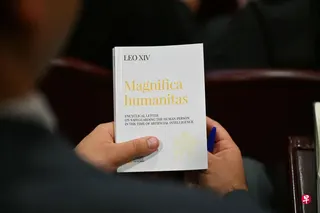 教宗良十四世5月15日签署他首份通谕《伟大的人类》（Magnifica Humanitas），并于星期一（25日）发布。 （法新社）