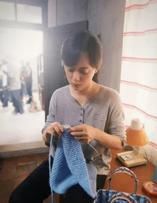 孫儷頂著高溫織毛衣。圖／摘自微博