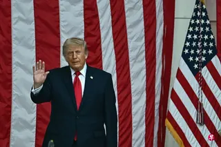 特朗普5月25日到弗吉尼亚州阿灵顿国家公墓，出席国家阵亡将士纪念日纪念活动。 （法新社）
