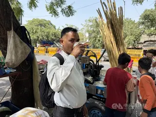 對印度民眾來說，最受歡迎、最消暑的飲品，莫過於鮮甜的甘蔗汁，現榨的甘蔗汁冰冰涼涼，讓民眾常忍不住一口氣喝完整杯。中央社記者李晉緯新德里攝　115年5月27日
