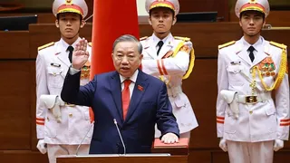 越共總書記蘇林（中央）不只連任，新任期還兼任國家主席，正式達成黨政一把抓。（美聯社）