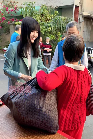 嘉義市議員顏翎熹尋求連任，親切與民眾話家常。畫面翻攝fb Molly 翎熹