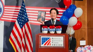 台湾总统赖清德（图）星期三（5月27日）晚间出席美国在台协会（AIT）举办的美国独立纪念日晚会时，特别把台积电创办人张忠谋的自传作为礼物，希望AIT处长谷立言代为转赠美国总统特朗普。 （取自AIT脸书）