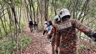 消拯人员出动担架，攀爬约400公尺前往士兰泰山展开救援工作。（柔消拯局）