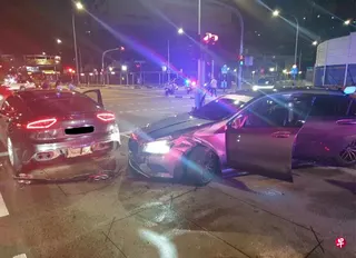 17岁少年被交警追逐时，在马林百列路和史蒂尔南路的交界处，撞上第六辆停着的汽车后才停下。他过后企图弃车徒步逃跑，但被交警逮捕。 （新加坡警察部队提供）
