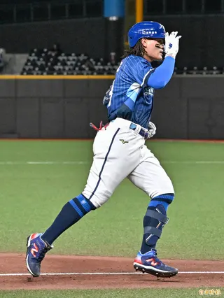 張育成敲出二分全壘打。(記者陳志曲攝)