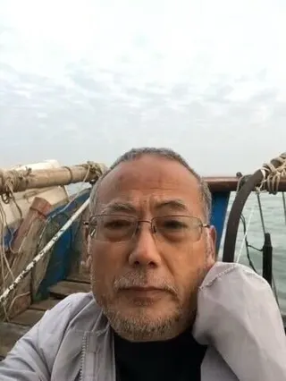 由盛雪分享给《纽约时报》的一张照片。2019年董广平尝试游泳前往台湾失败，在中国近海被一艘渔船救起后，拍下了这张自拍照向她报平安。