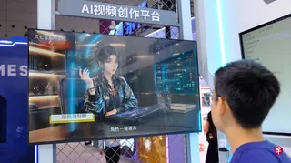 上海提出，构建“AI+微短剧”技术支撑体系，优化算力、算法、语料等核心要素供给，支持打造AI微短剧技能库、智能体。 （中新社档案照）
