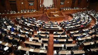 日本国会议员周三在参议院全体会议上，表决创设国家情报会议的法案。（图取自法新社）