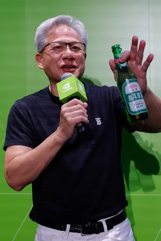 Nvidia執行長黃仁勳在台北舉行的「與粉絲見面」活動中與粉絲一起喝台灣啤酒。他...