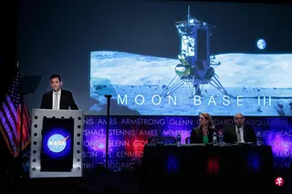 美国航空航天局局长艾萨克曼（左起）、探索系统开发任务理事会代副局长格莱兹和月球基地项目执行官加西亚-加兰，5月26日召开新闻发布会。 （路透社）
