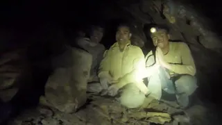 影片截圖顯示，救援人員27日發現受困寮國中部賽宋本省一處洞穴的生還者。路透