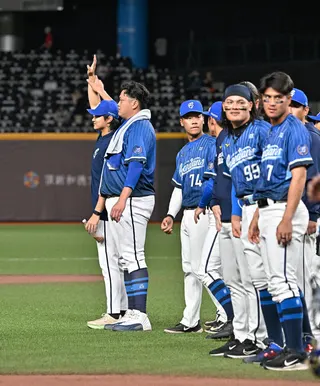 李東洺(左一)拿下勝投，獲選單場MVP。(記者陳志曲攝)