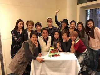 鄧兆尊身邊長期有三位女友， Carmen（下排右三）、Cherry（上排左四）、Claire（上排左三）相處融洽。翻攝微博
