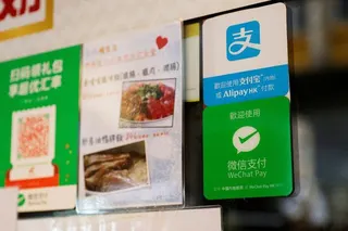 微信支付與支付寶在中國大陸高度普及。圖為香港的餐廳懸掛接受微信支付與支付寶。路透...