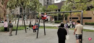 台湾打造婚育友好的职场文化，计划将婚假、产假、陪产假都延长。图为新竹科学园里的儿童设施。 （档案照）