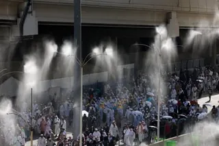 Water misters spray Muslim pilgrims during hajj