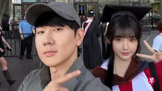 林俊杰（左）日前低调出席女友七七的毕业典礼。 （取自艺人微博）