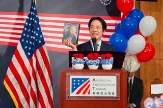 赖清德5月27日出席美国在台协会（AIT）举办的美国独立纪念日晚会时，特别把台积电创办人张忠谋的自传作为礼物，希望AIT处长谷立言代为转赠美国总统特朗普。（取自AIT脸书）
