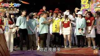 瓜哥注意到戴姓女大生配戴的眼鏡鏡片相當厚，她當時則在鏡頭前大方回應，透露自己「近視700多度。」（圖／翻攝自綜藝大集合YouTube）