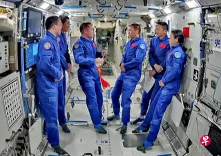 神舟二十一号和神舟二十三号航天员乘组星期四（5月28日）进行交接仪式。 （央视新闻截图）