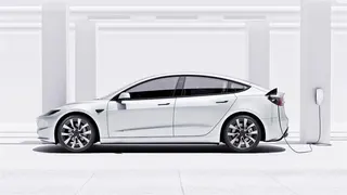 超過一半特斯拉車主選擇在家安裝壁掛式充電座。（圖／翻攝TESLA）