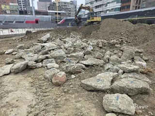 工務處指出，於契約範圍內外均發現不可預期之大量營建廢棄物。（圖／新竹市政府提供）