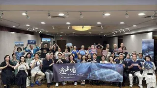駐紐約台北經文處於5月17日與世界日報合辦「造山者」放映會，導演蕭菊貞(左六)、...