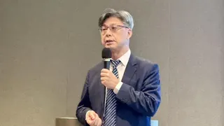 董事長黃濟鴻表示，HeXell-2020以異體臍帶間質幹細胞治療血管病變為基礎，切入心臟疾病併同冠狀動脈疾病（HF-CAD）、冠狀動脈心臟病（CAD）、老年衰弱症（Frailty）、慢性腎臟病（CKD）及移植物抗宿主疾病（GVHD）五大適應症，管線布局橫跨心血管疾病與抗老退化兩大領域，具備「一種藥品、開發多項適應症」的高效開發策略。（圖／記者余國棟攝影）