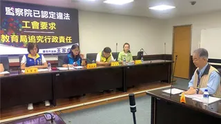 台南市某國小校長涉及霸凌、打壓吹哨者、性騷案延遲通報等遭監察院糾正，教育局副局長王崑源（右）表示教育局已盡監督責任及依法行政。（郭良傑攝）