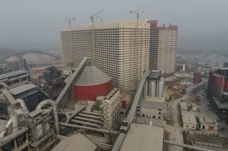 中国鄂州一家水泥厂旁的高层养猪场。这家养猪场于2022年开始运营，此前受猪瘟疫情影响，猪肉价格曾出现飙升。