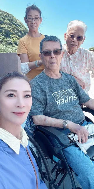 楊繡惠（左下）時常帶爸爸（中下）媽媽（右）出門。（圖／臉書 楊繡惠）