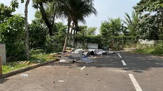 在路边非法丢弃大量办公家具 男子被罚款8000元